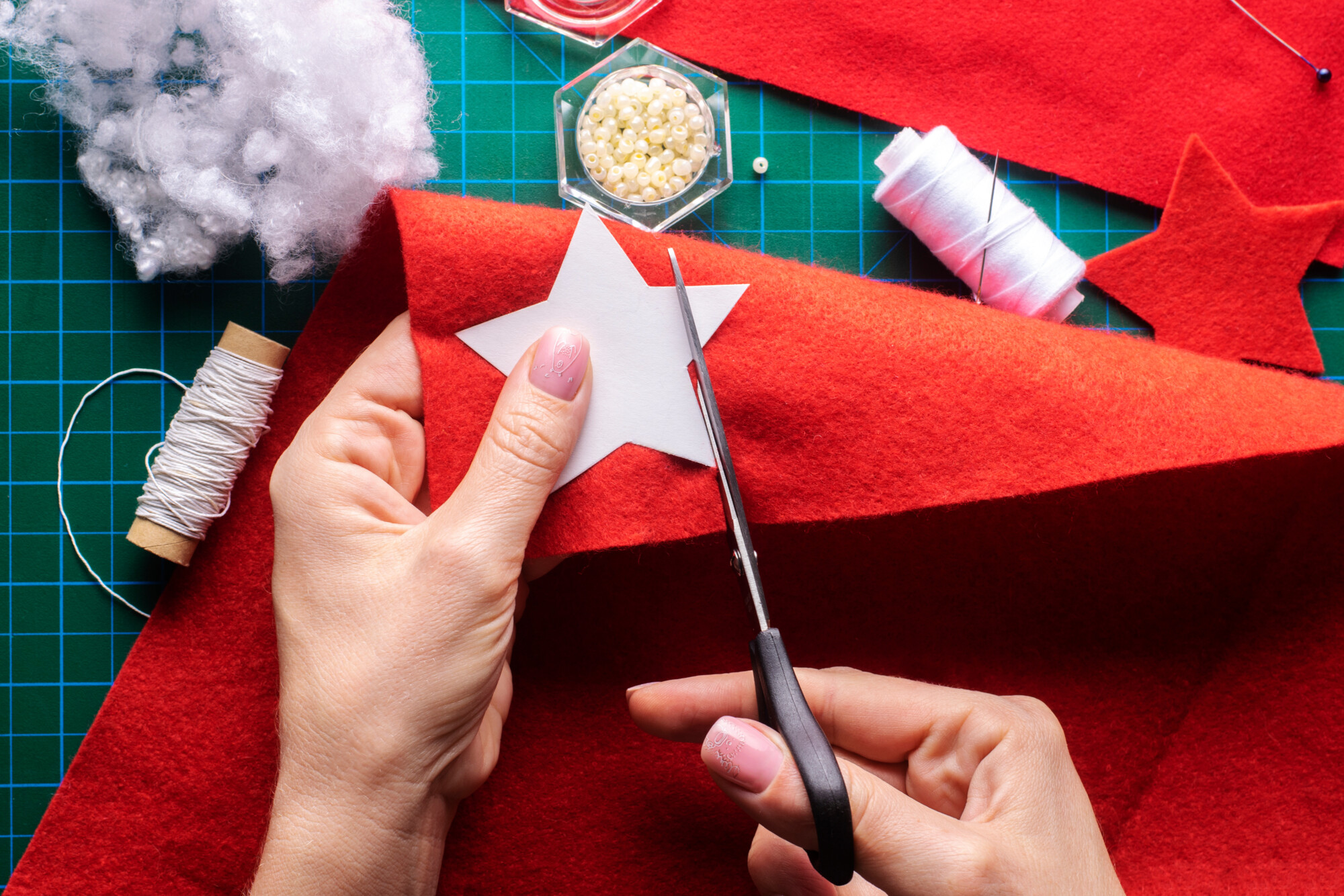 Cut out the details of the Christmas star from felt to the pattern. Step-by-step manufacturing instructions. Step 2.
